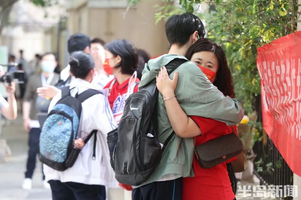 刚刚，青岛5万多勇士霸气走进战场！少年，此去何求？夺盛名、拔头筹、争魁首、独占鳌头！