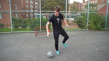 花式足球空中转圈技巧,简单实用的足球花式技巧