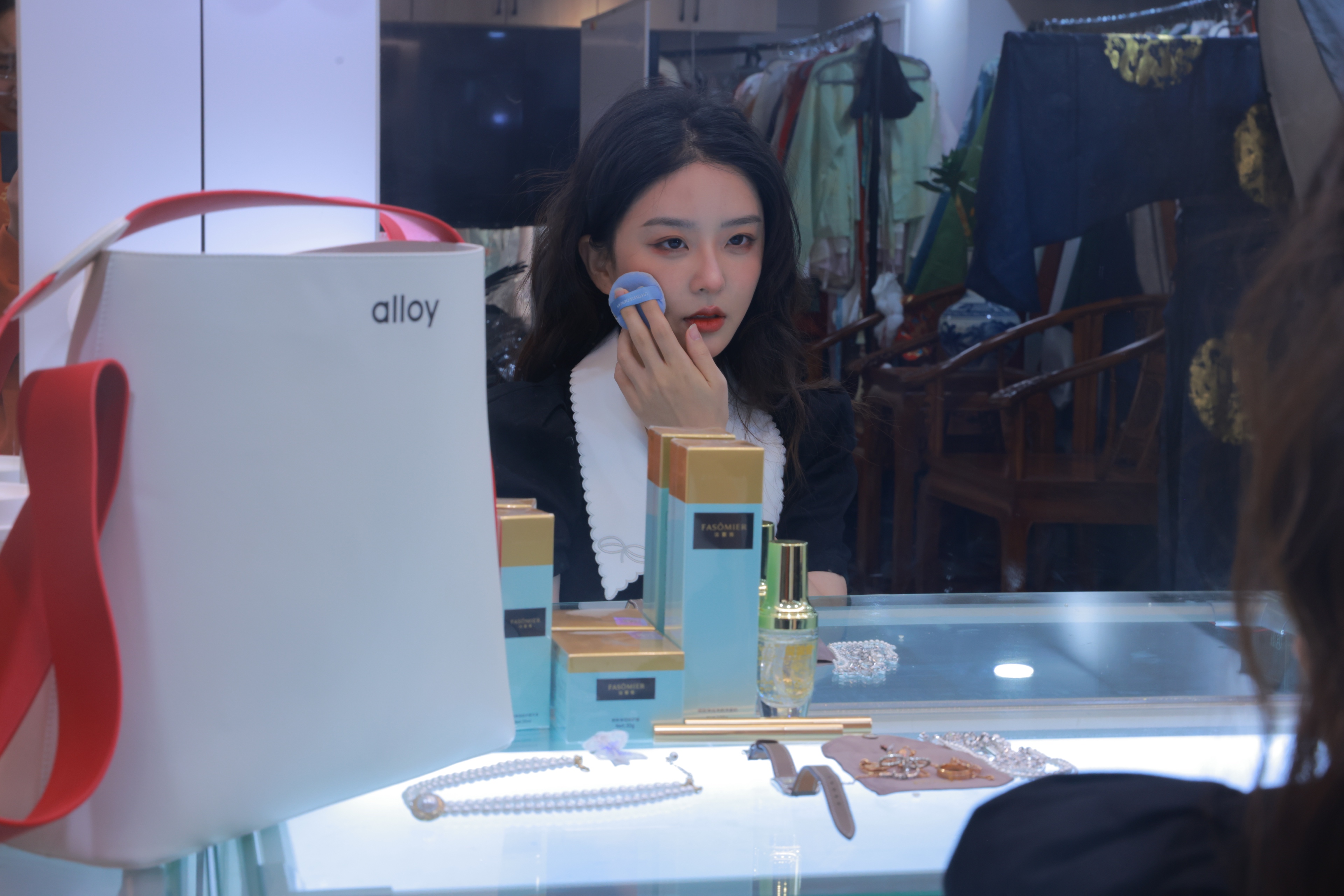 演员王嘉丽分享的“精华液”火了，别嫌是小品牌，真的超好用