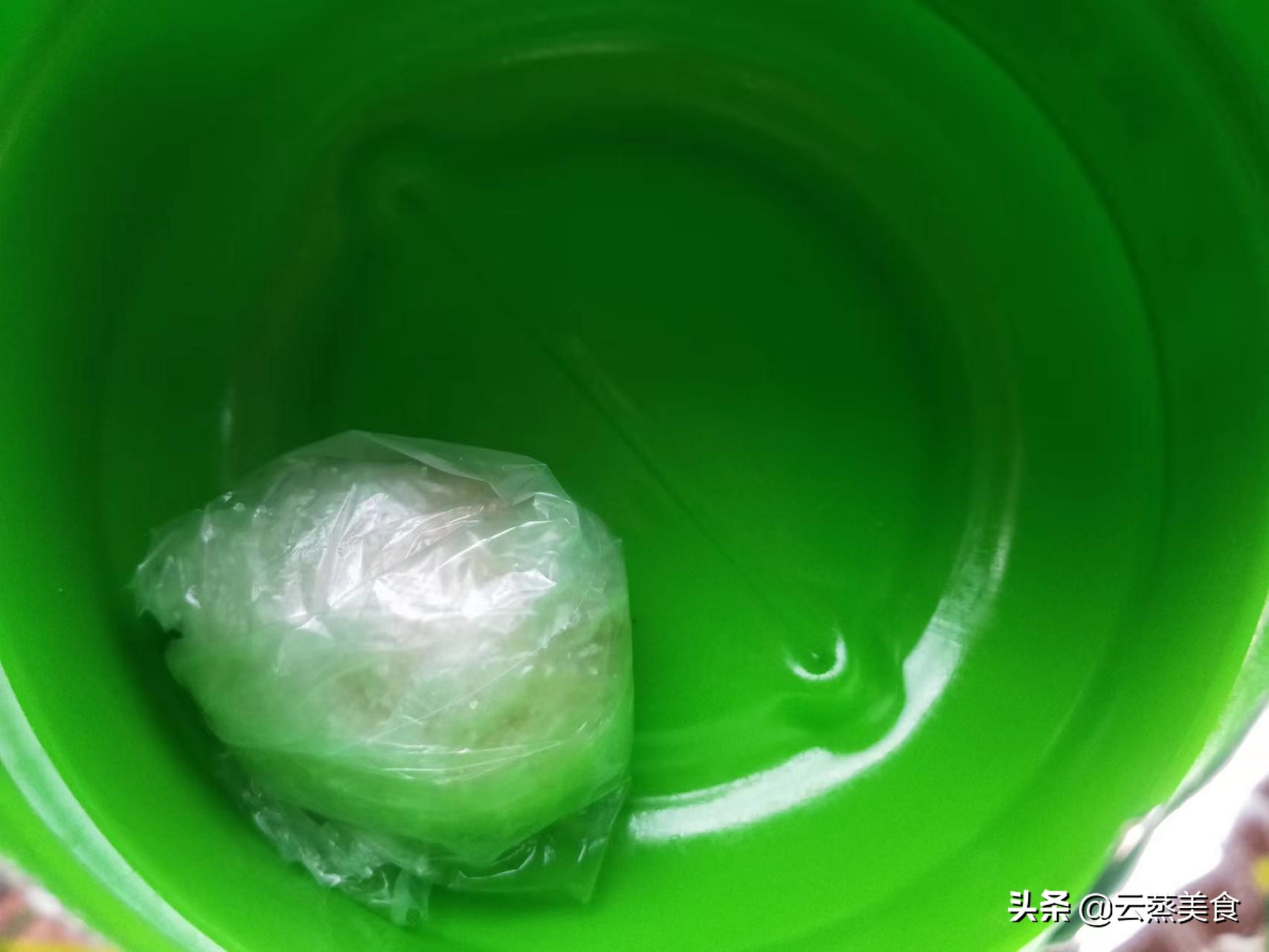 腌鸡蛋，直接放盐就错了，多加两步，腌出的鸡蛋个个起沙流油