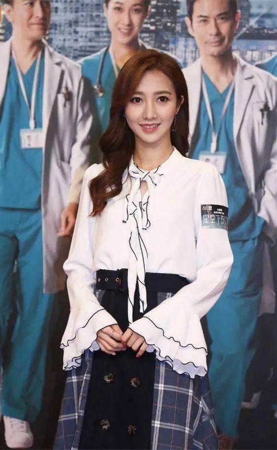 她是90后港姐，香港宅男女神，获高层赏识，活成平民港女上位范本