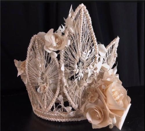 日本妹子把白纸刻成玻璃杯，连水珠都能看见，裸眼3D还能这么玩？