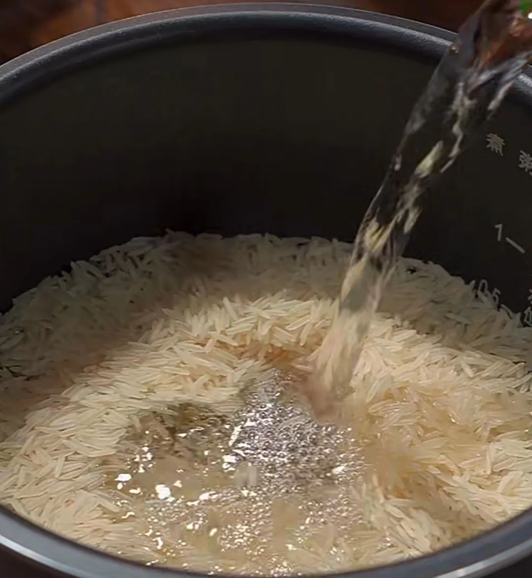 蒸米饭要放什么才饭香软可口,蒸米饭别只加清水四个小窍门