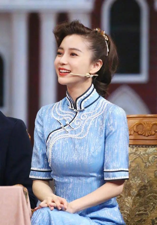 刘嘉玲关晓彤同框,穿旗袍大秀窈窕好身材