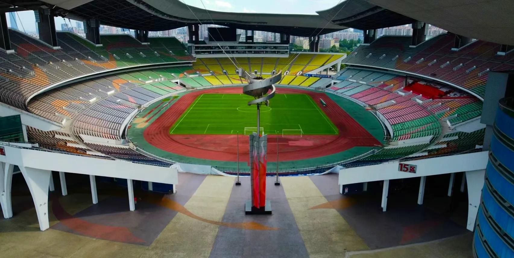 最大的体育场能容纳多少人,中国最大的体育场