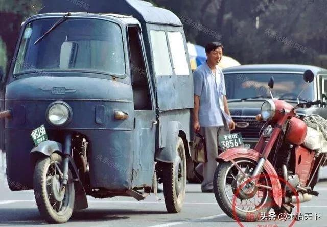 三十多年前的一张老照片,村里第一辆摩托车
