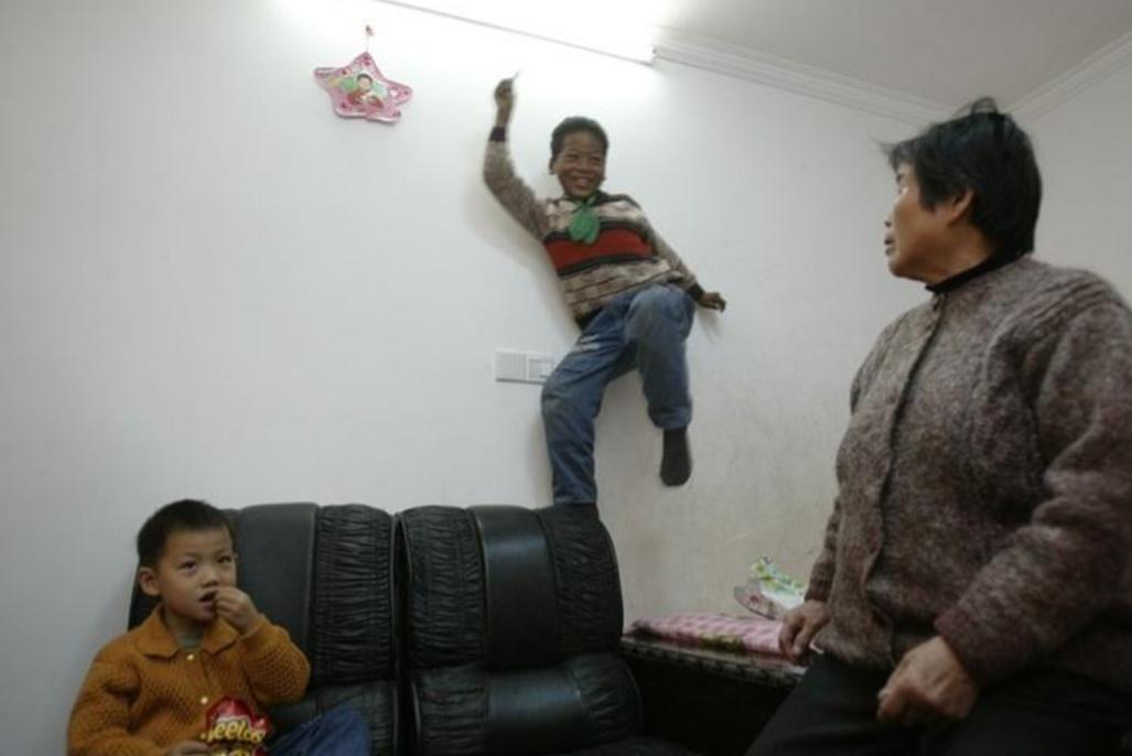 2000年上海阿婆收养黑人弃婴，被子女挥霍250万后，黑人不离不弃