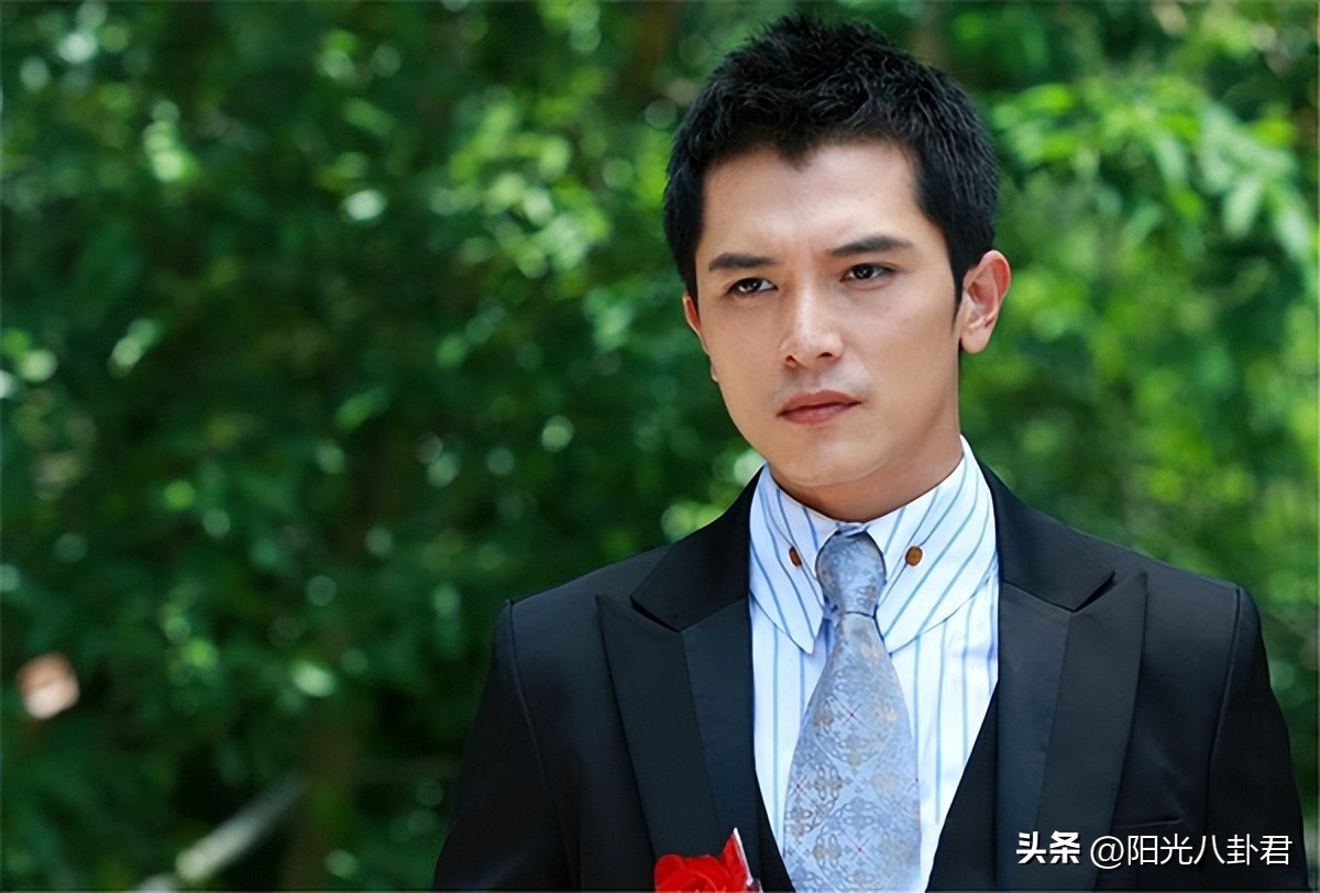 6位吃恋情“红利”的男星，恩爱时春风得意，分手后事业明显下滑