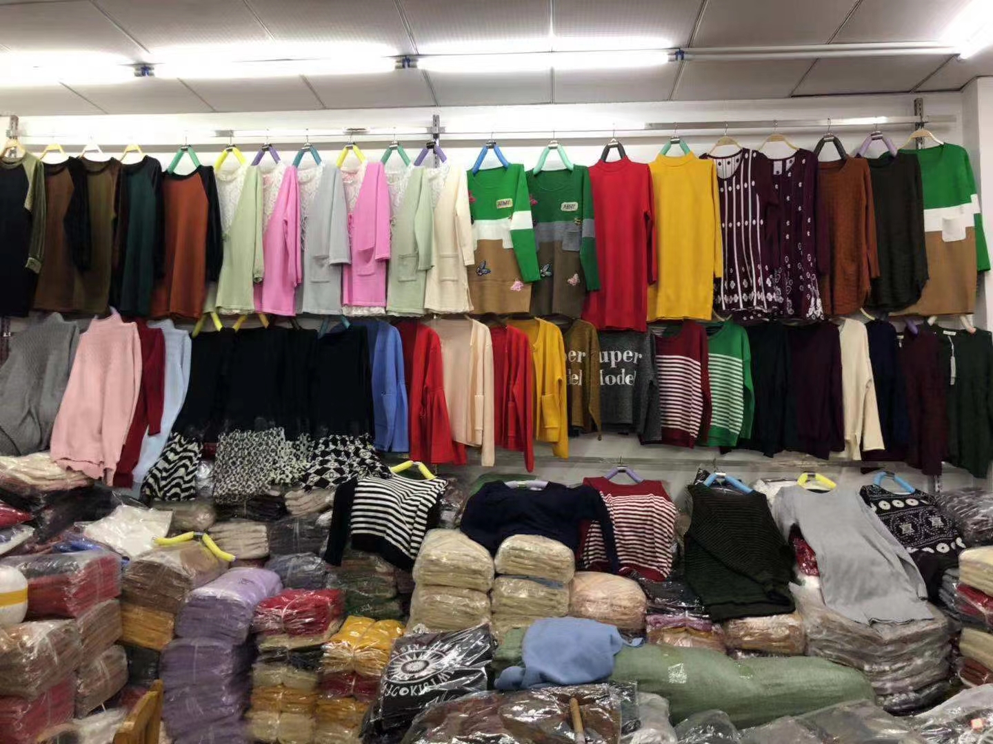 广州十三行品牌女装厂家现场直销,广州十三行服装批发新手怎么拿货