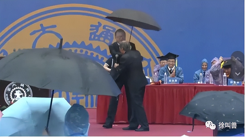 书记给校长撑伞完整版,书记给校长撑伞上热搜