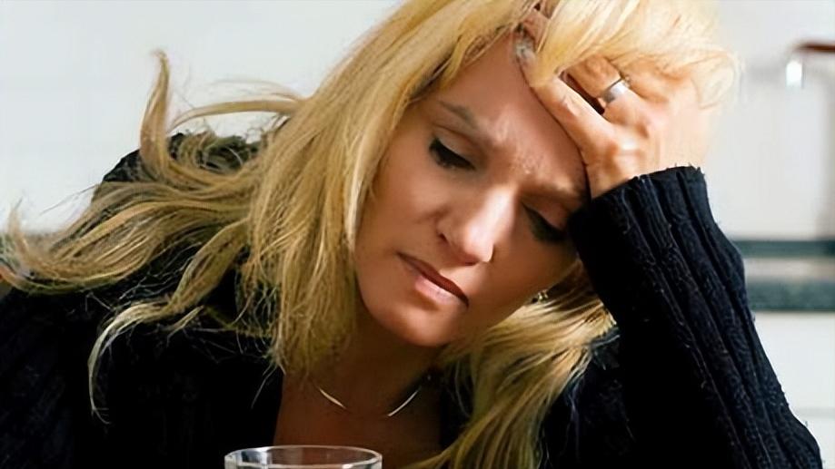 多囊卵巢综合征怎么防脱发,多囊卵巢综合征导致月经推迟长痘