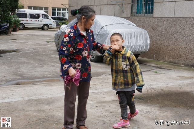 狠心奶奶咬断孙子手指,奶奶忍心咬下孙子手指