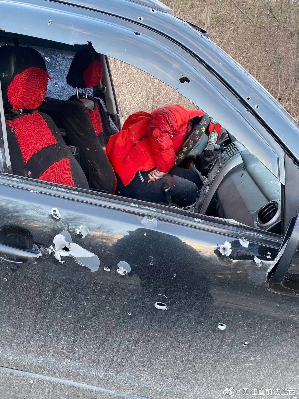 丧尽天良！乌军*杀虐**俘虏平民曝光，欧洲“纳粹文化”有多严重？