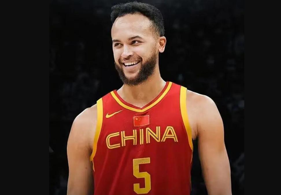 李凯尔成中国男篮首位归化球员,李凯尔获得中国国籍新闻
