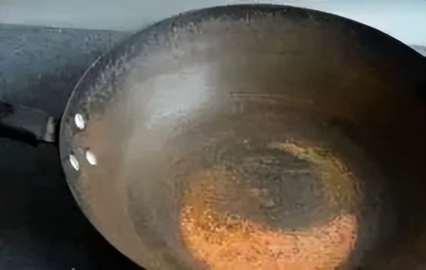 旧铁锅生锈粘锅怎么开锅,铁锅用久了总是生锈怎么办呀