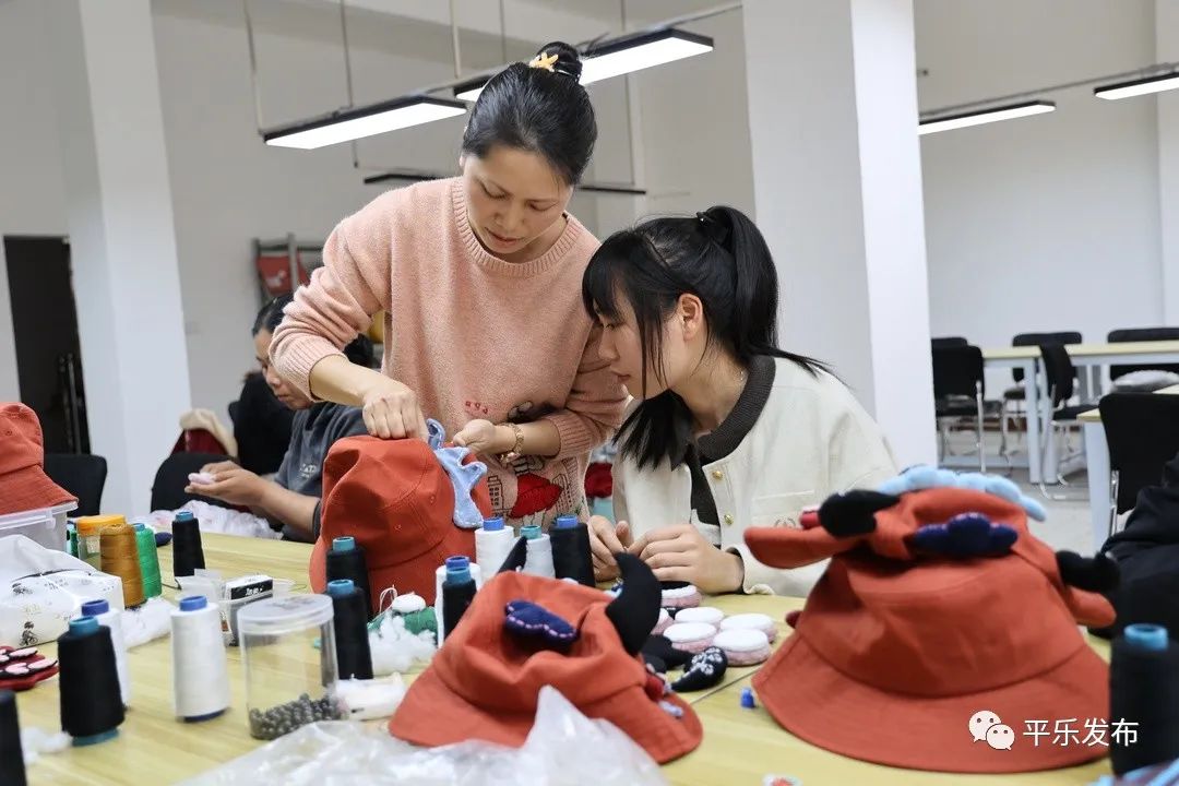 【开局起步dou精彩】桂林平乐|农闲妇女“闲不住”手工活成赚钱新时尚