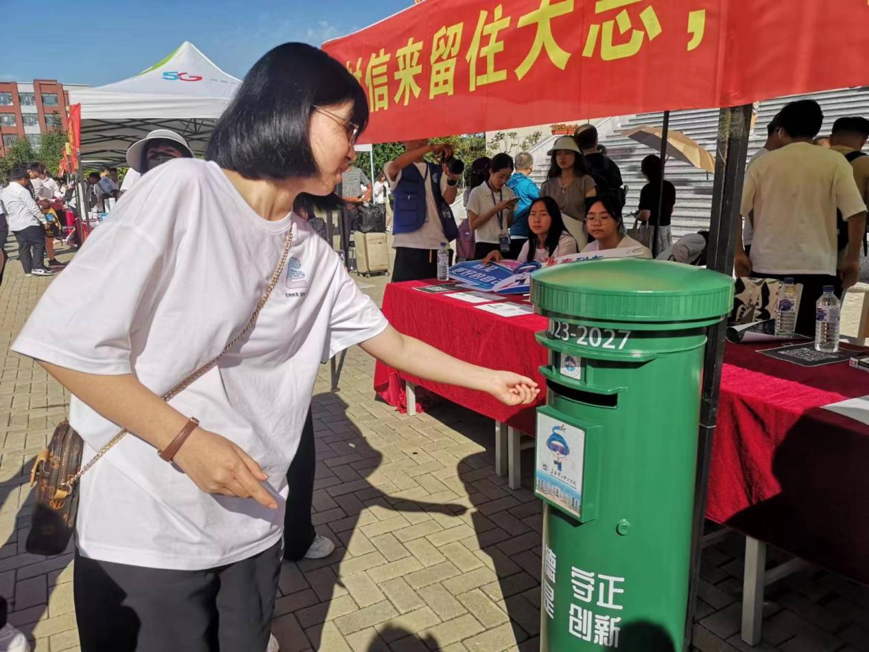大一新生七点到学校报到,记录大一新生报到