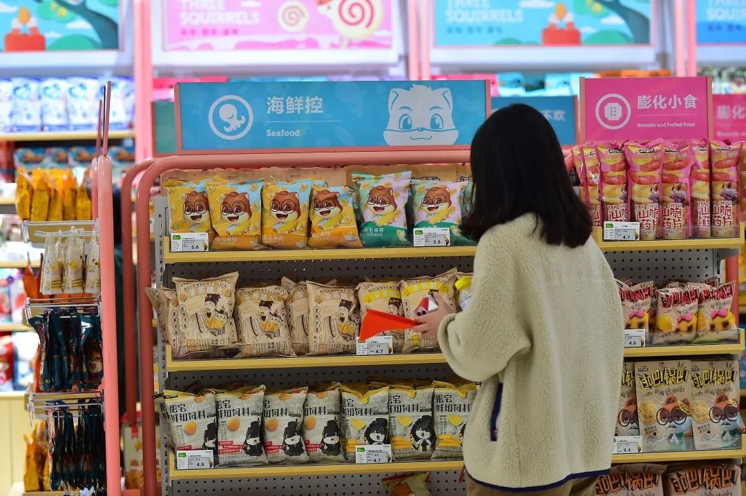 三只松鼠摸着李宁“过河”