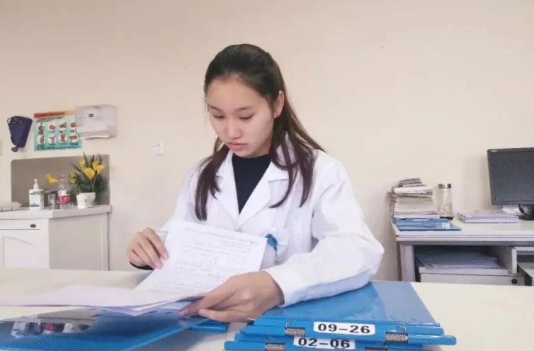 医学生上课意外发现的惊喜原视频,医学生上百度问医生作业