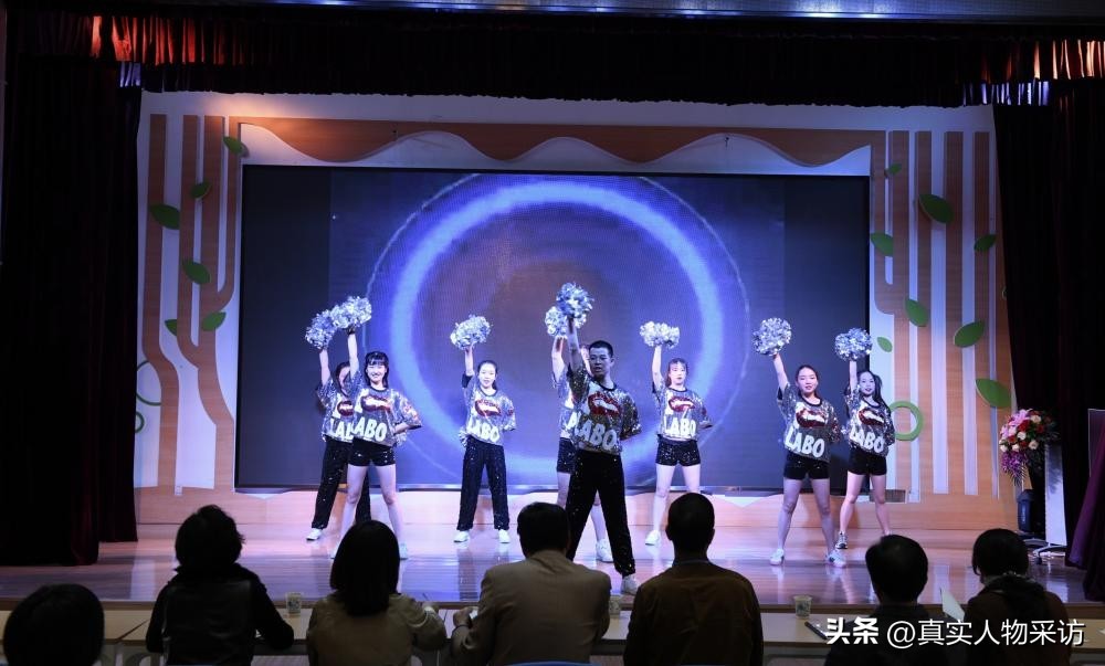 我，单位全是女生，就我一个男的，擅长唱歌跳舞，领导把我当个宝