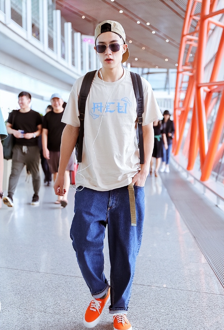 胖mm黑色短袖牛仔裤配绿色帆布鞋,白色牛仔裤搭帆布鞋秋冬穿搭