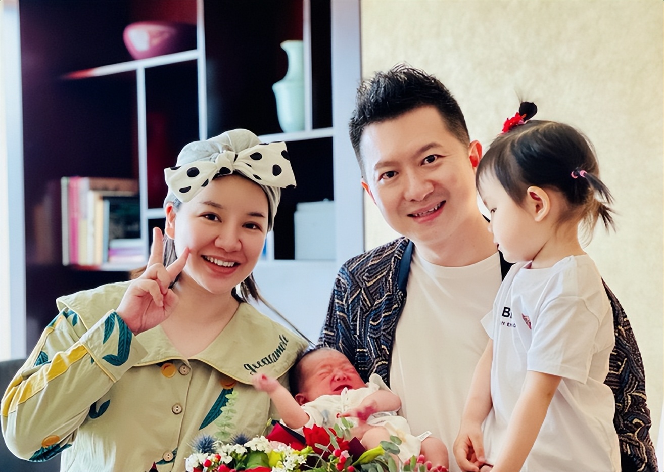 央视红果果夫妇带娃看展！二胎产后瘦身成功，3岁女儿酷似绿泡泡