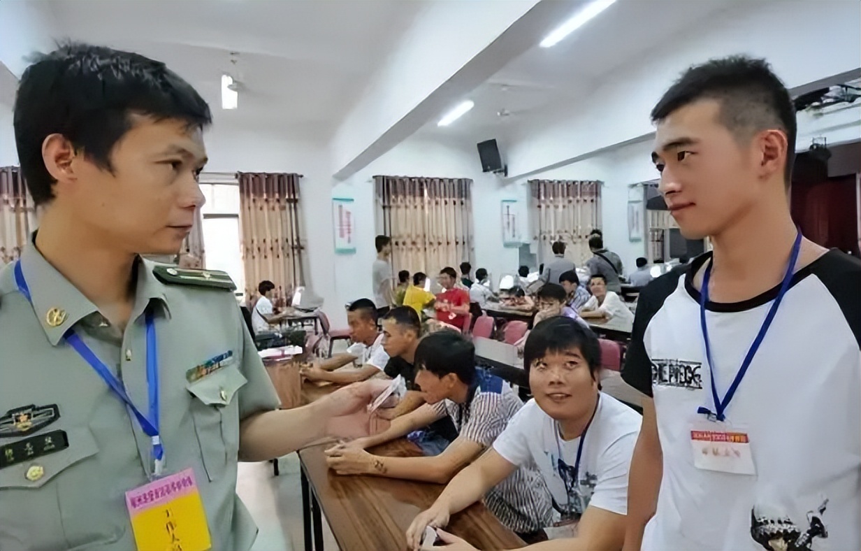 在校大学生当兵还是毕业后当兵好,大学期间当兵和毕业当兵的区别