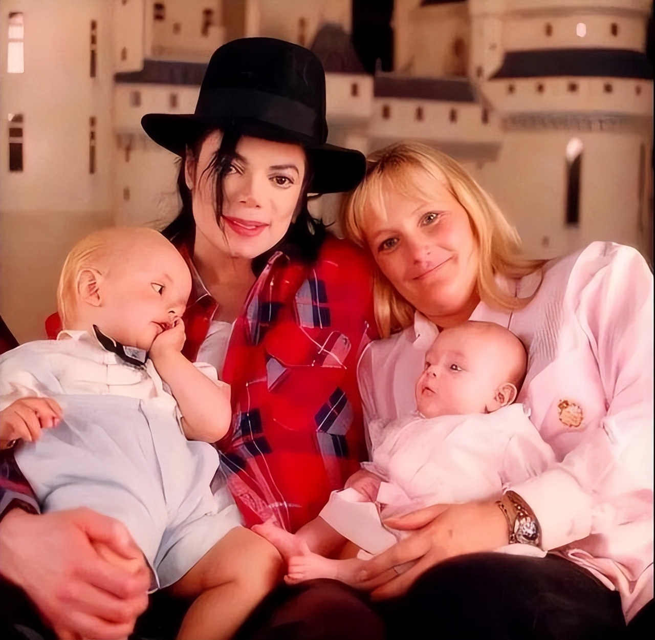 2009年杰克逊去世：长子遗传白癜风，女儿14岁被侵犯，幼子最像他