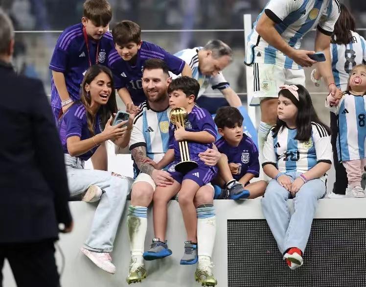 世界杯现场梅西的女球迷,世界杯梅西夺冠时刻球迷