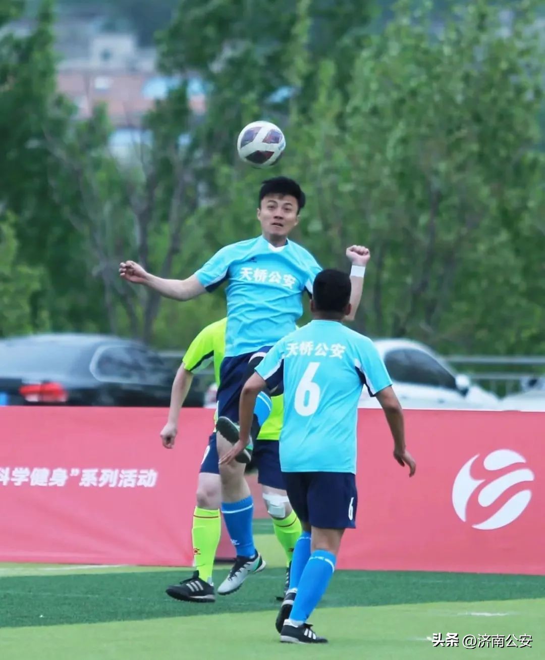 瞧瞧～警察队伍里的“足球小子”！