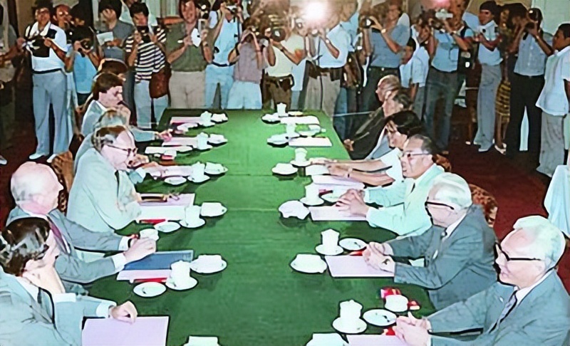 1997年香港回归场景如何，彭定康无法言喻，港督女儿哭到难以自已