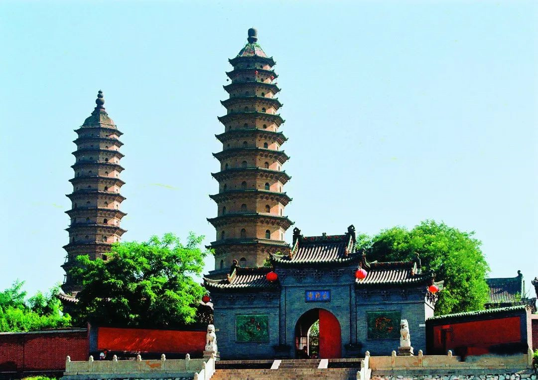 凌霄双塔风景图,龙城双塔凌霄