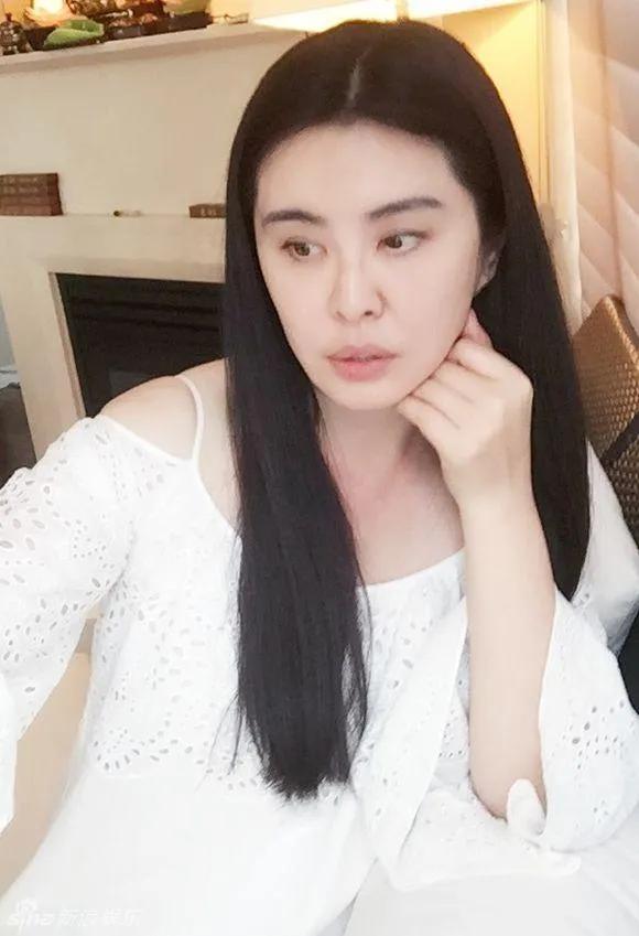 美女自有三分“龅”，不仅抗老而且显嫩，这7位女星都有轻微嘴凸