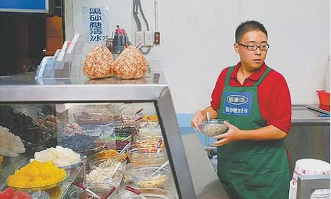 笑林小子郝劭文10岁片酬过千万，身家却被母亲败光，他现状如何？