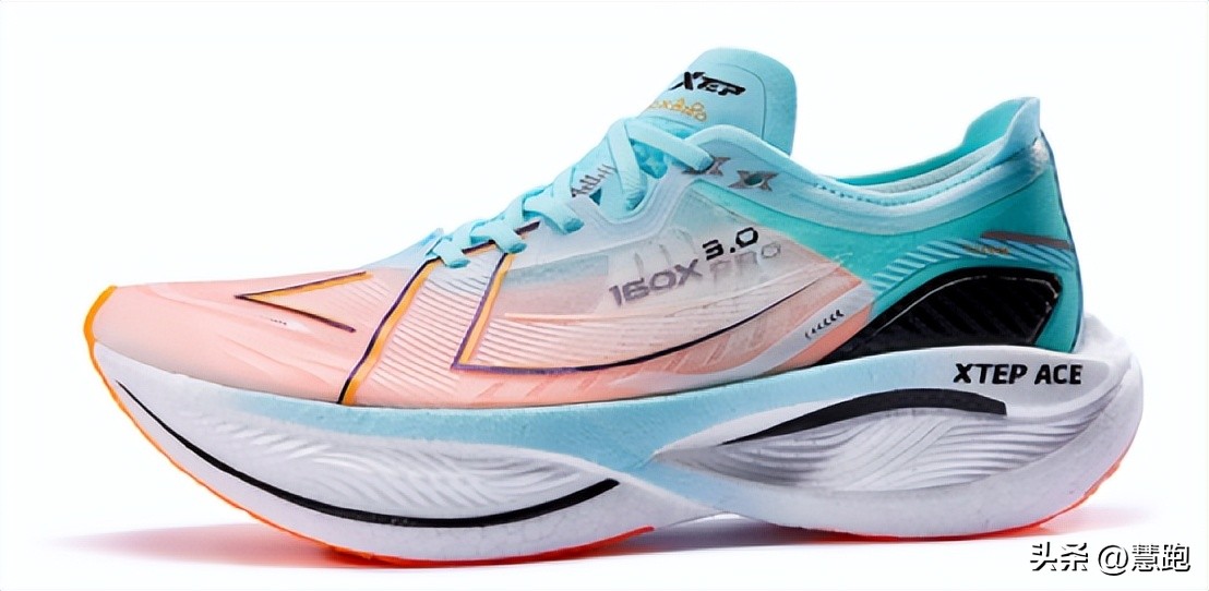 跑鞋内卷新高度：抢人抢名次争夺白热化你如何看？