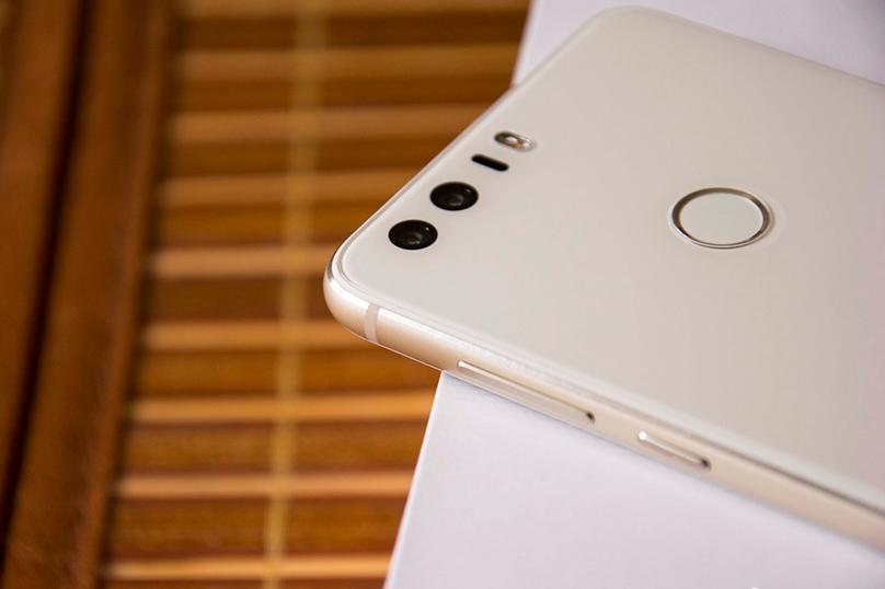 电子怀旧之旅（23）-“花漾”背板的先驱者-华为荣耀8