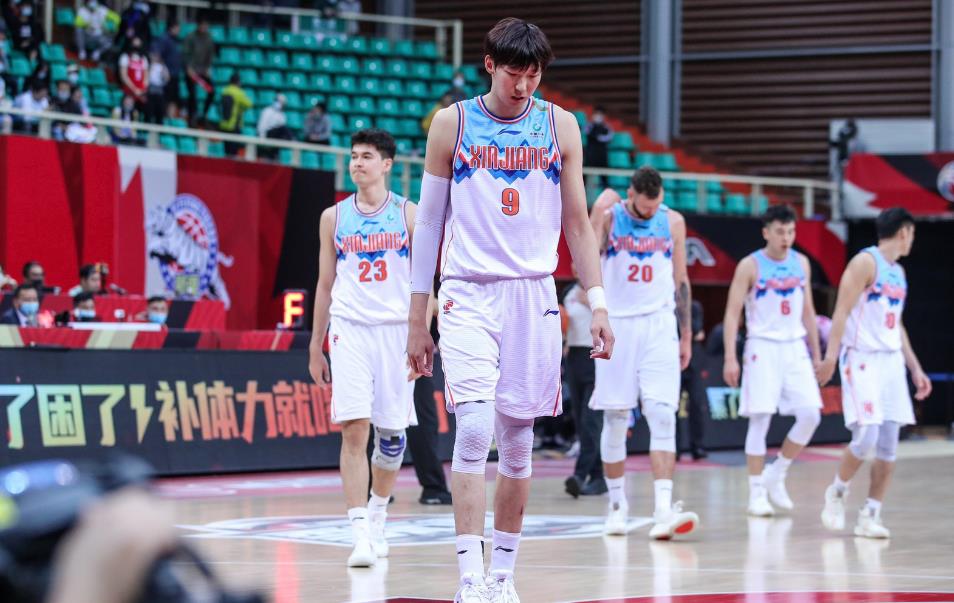 降级、输球、核心离队，*疆新**4支职业球队的2021年