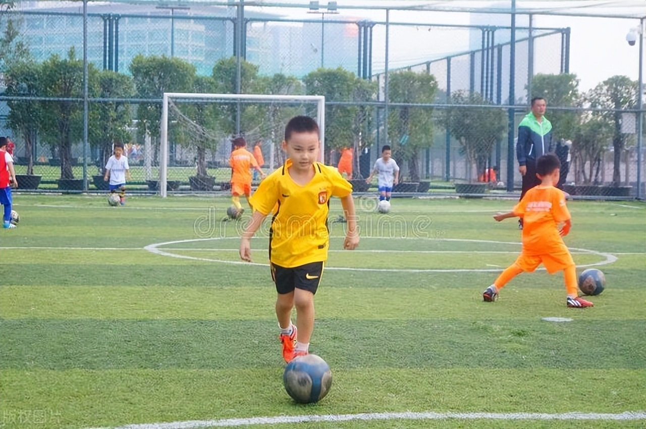 中国足球到底该不该被骂,中国足球为什么这么少人踢