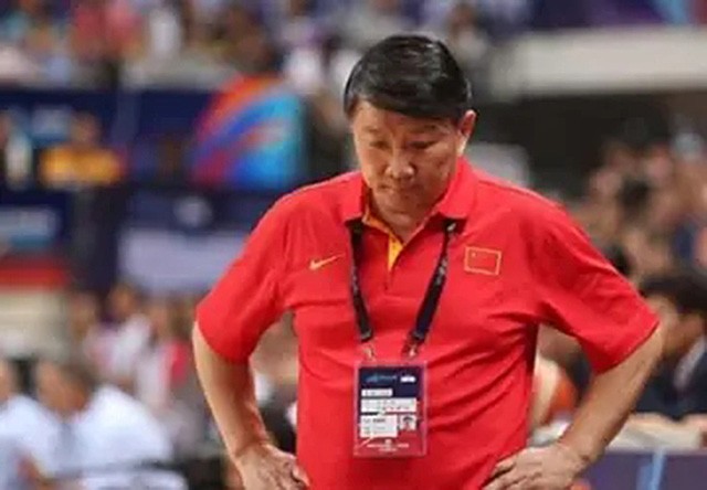 篮协副主席宫鲁鸣坐替补席,篮协主席宫鲁鸣