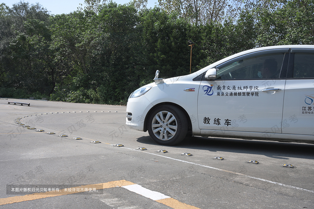 驾校起步惊呆教练,驾校教练是靠什么来赚钱的