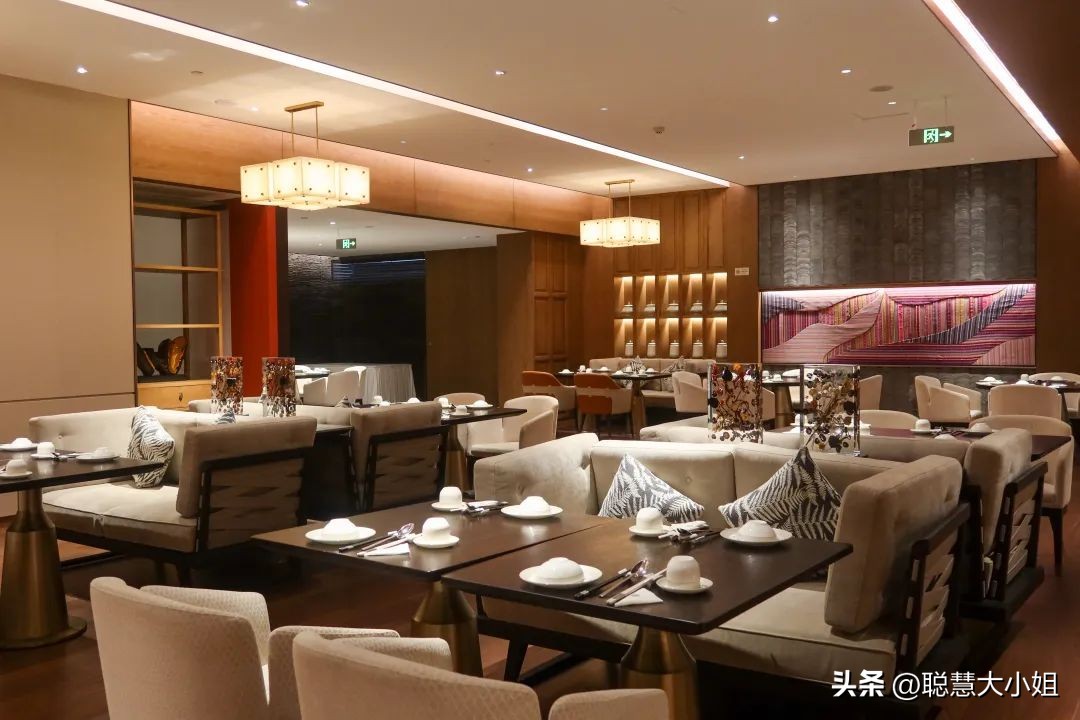 昆明旁边的小城，有山有湖好舒服