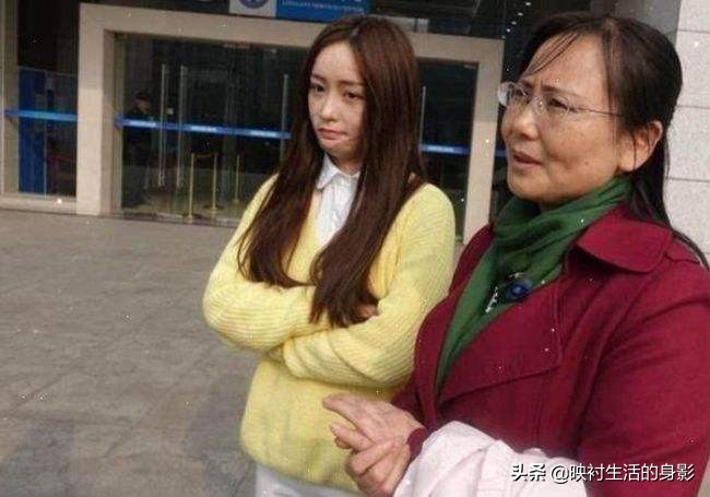 女生在学校被人追求,女孩被同学追求