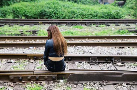 火车上排泄物对铁路影响,火车上粪便直接排到铁轨上为什么