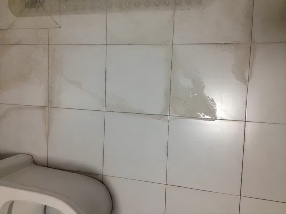 卫生间瓷砖底下往餐厅渗水怎么办,卫生间瓷砖渗水怎么办