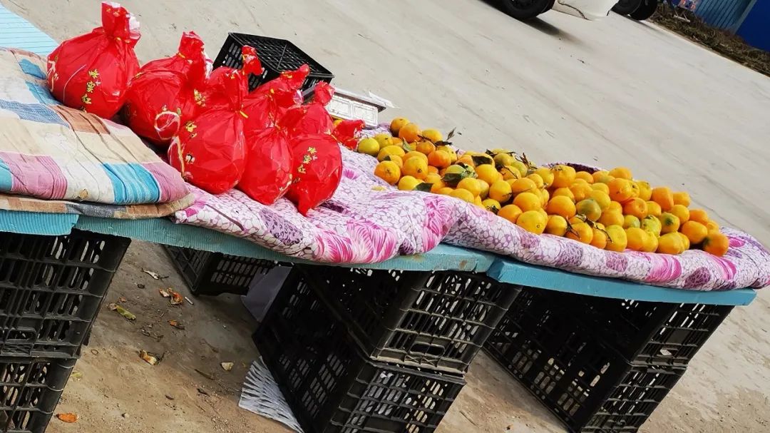 两串葡萄568元,街上叫卖20元一箱的葡萄