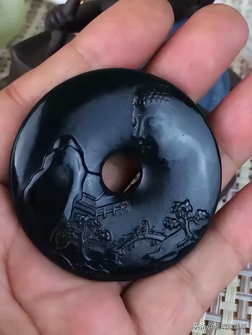 墨翠和墨玉珠子的区别图解,和田玉墨玉和墨翠哪个值钱