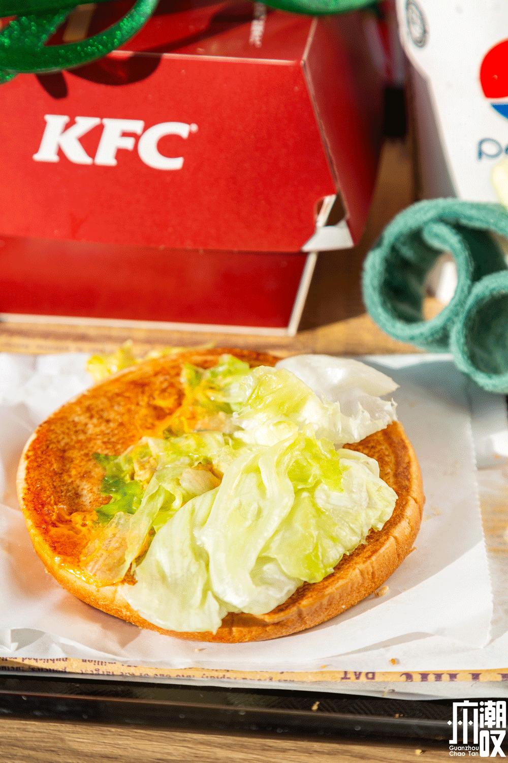 肯德基的圣诞新品芝士炸鸡小火锅,kfc肯德基圣诞限定桶2021