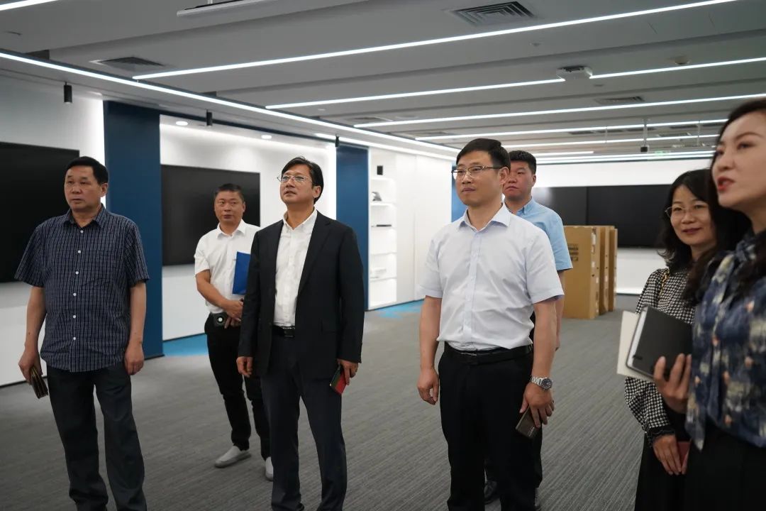 北京电视台等一行参访鸿合科技：探索“一块屏”背后的财富密码