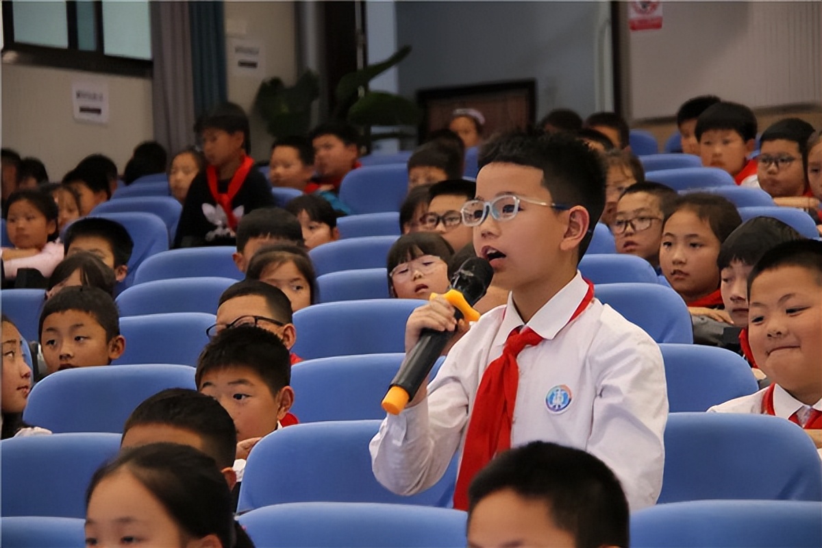 东山国际小学副校长邬超应告诫队员们为自己撑起一片安全的蓝天