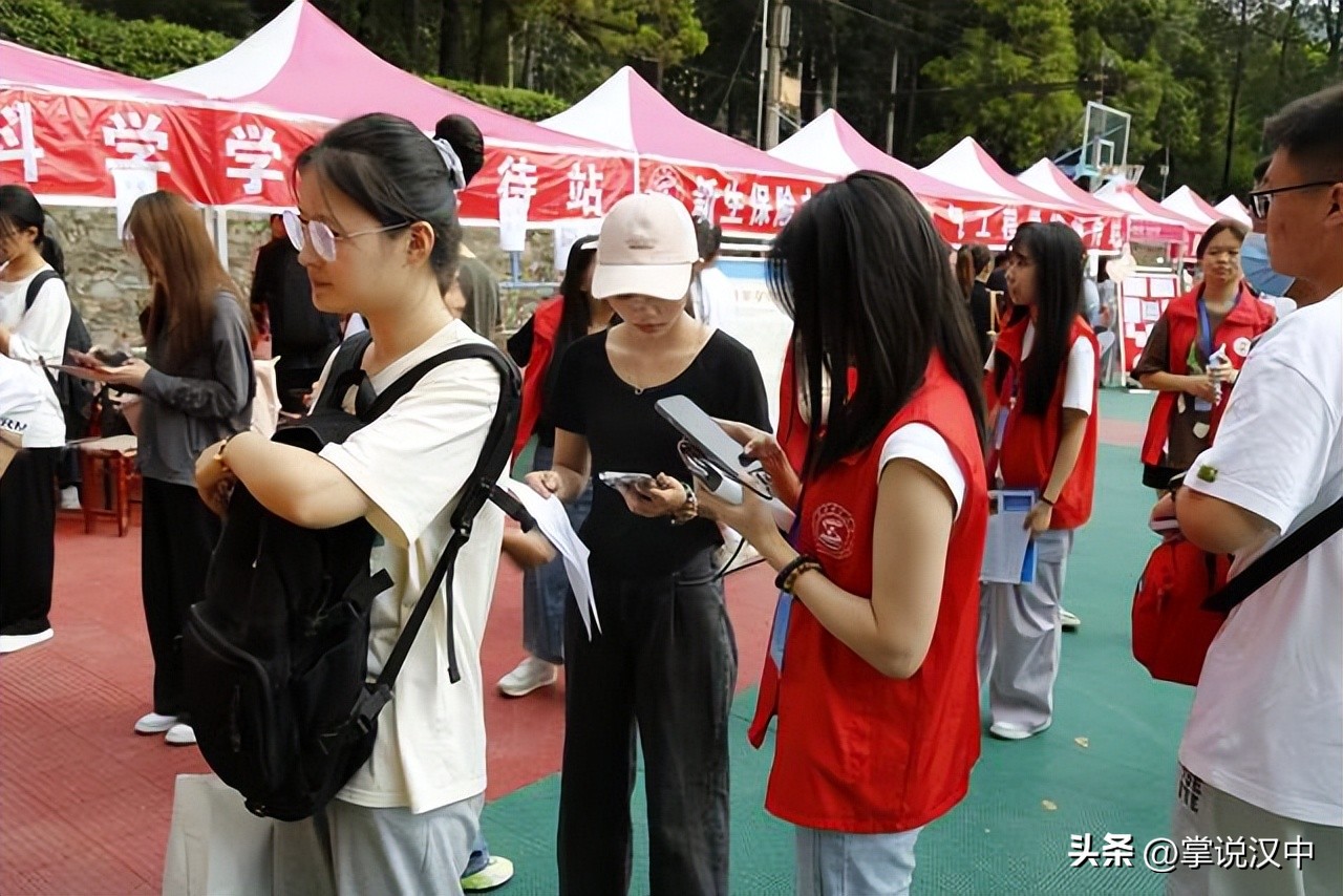 陕西理工大学2020新生报到图片,陕西理工大学学生迎新